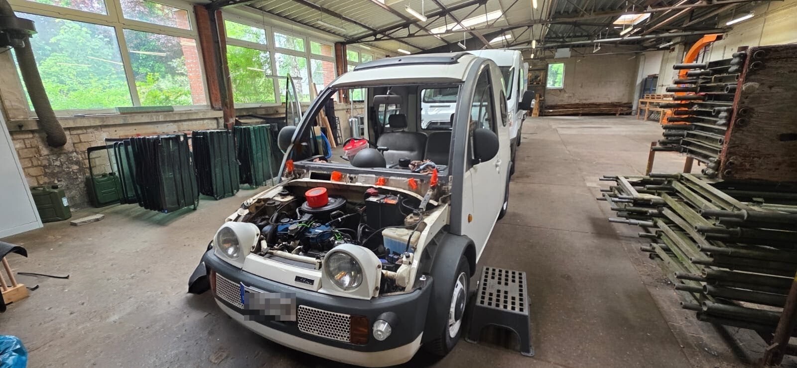 Nissan S-Cargo Oldtimer mit neuer Verglasung